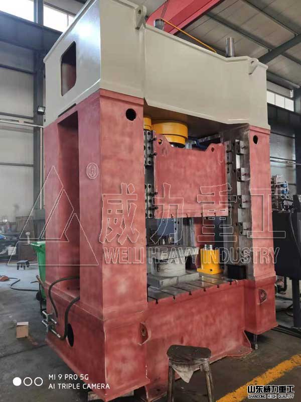 315噸伺服框架式油壓機加工現(xiàn)場